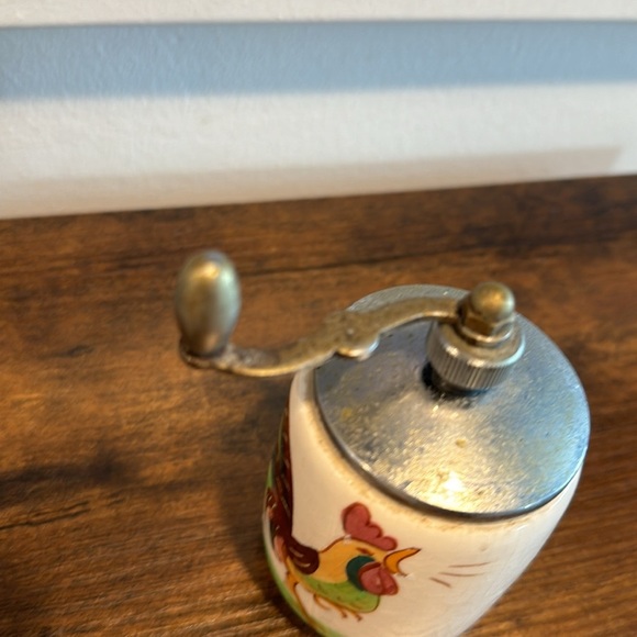 Metlox PoppyTrail Vernon Kilns California Pottery KAY-DEE Rooster Pepper Mill - Picture 5 of 6